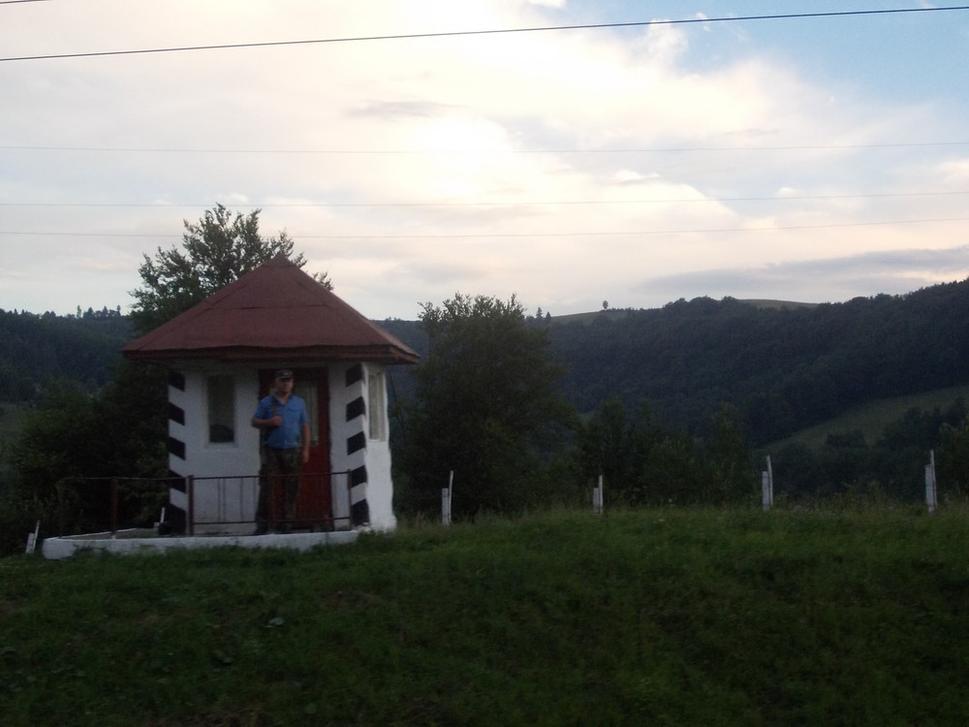 Pri portáli do tunela nesmel chýbať strážca. Zakarpatská príroda je nádherná aj z okna vlaku.