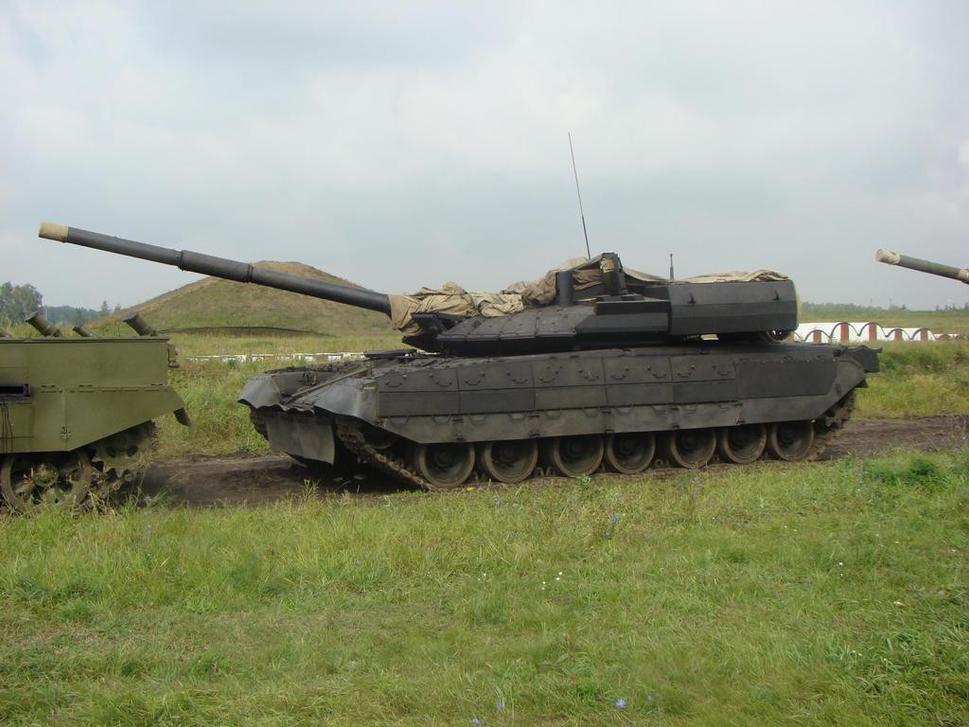 Tank Čierny orol (Objekt 640). Ešte starší predchodca T-14. Postavený na báze T-80 a poháňaný plynovou turbínou.