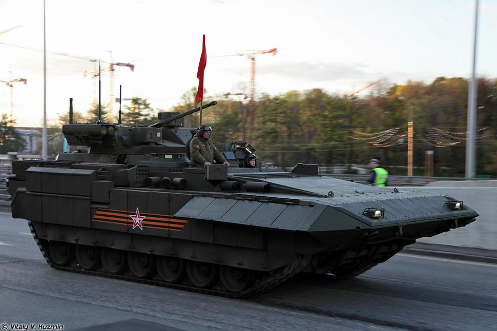 BMP T-15 (objekt 149). Podvozok T-15 sa od T-14 sa líši najme predným pohonom.