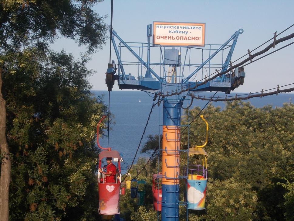 lanovka z pláže do mesta, v bedekri použili slovo primitívna, a veru neboli ďaleko od pravdy, domáci sa nenamáhajú ani orezať stromy v dráhe lanoviek, a tak to s vami pekne hádže :)
