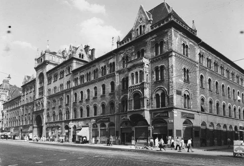 Lutherov dom v pozadí s vežou kostola v roku 1957