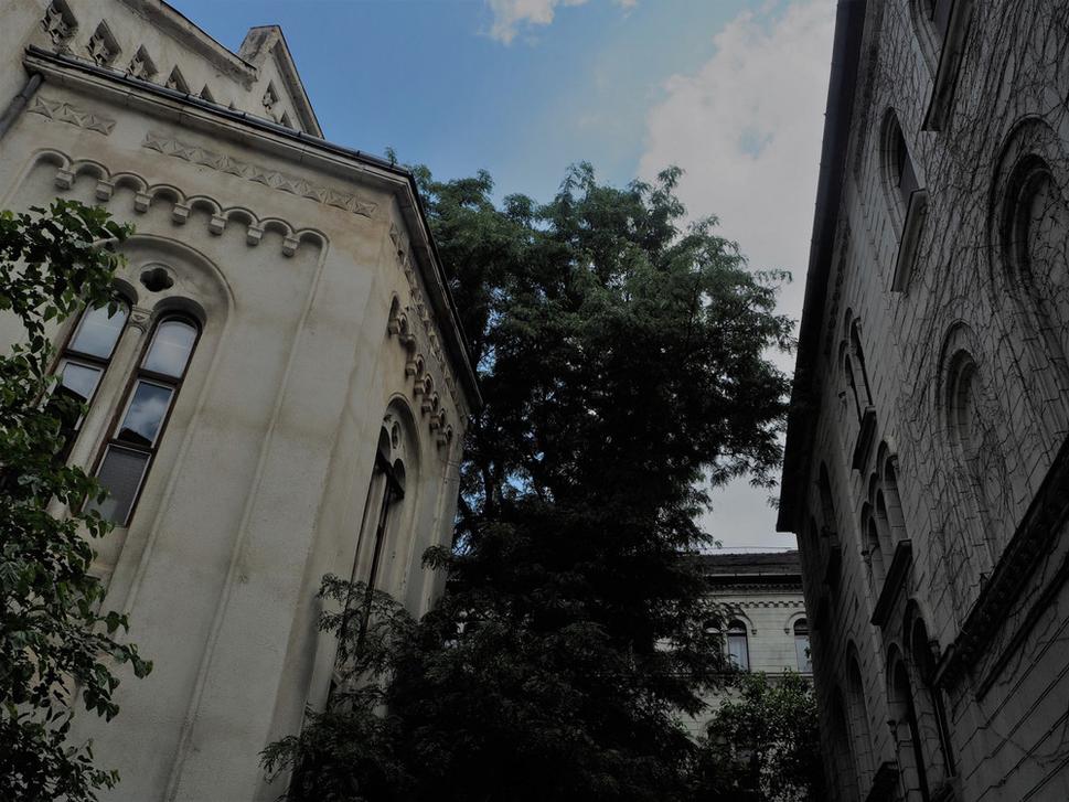 Zadná časť kostola a budova bývalej slovenskej školy