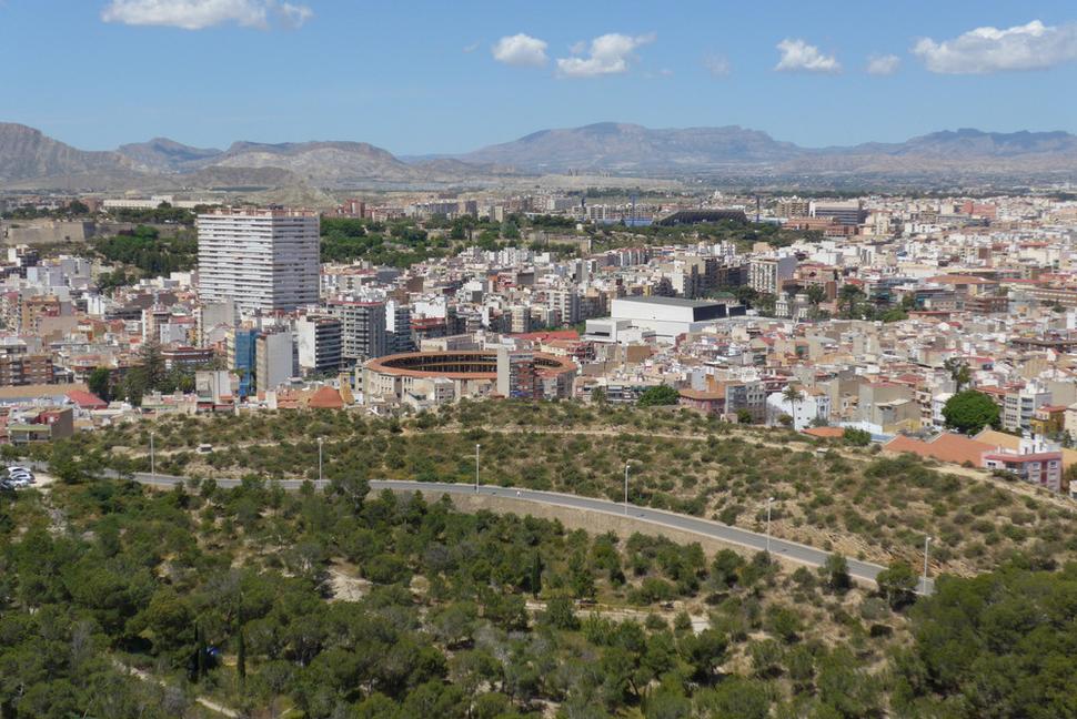 Pohľad z hradu na Alicante s koridou.