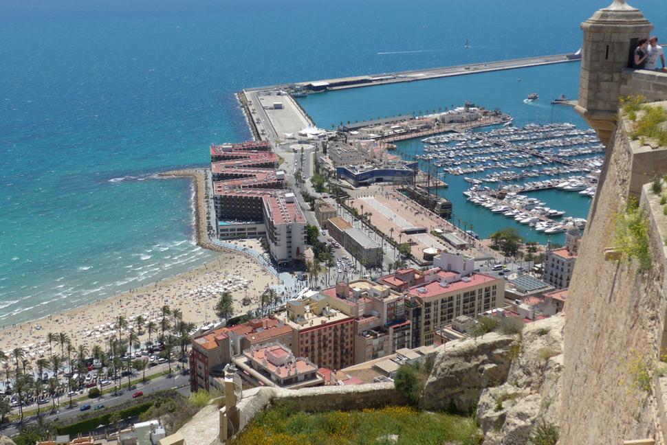 Alicante - pobrežie a prístav.
