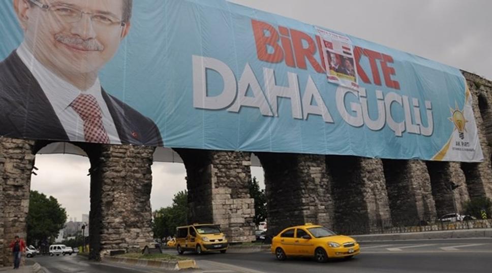 Predvolebná kampaň pokračuje viac ako intenzívne. Billboardy, vlajky, plagáty, spievajúce autá... mnohé zakrývajú historické monumenty, alebo jednoducho prekážajú vo výhľade. Kampaň sa ale cez víkend končí.