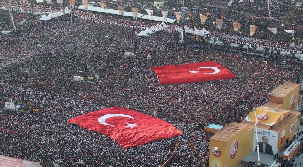 Najväčší predvolebný míting organizovala vládna AKP posledný májový víkend v Istanbule. Zúčastnil sa ho aj prezident (tak, ako mnohých mítingov počas predvolebnej kampane), napriek tomu, že podľa ústavy má byť v kampani nestranným.