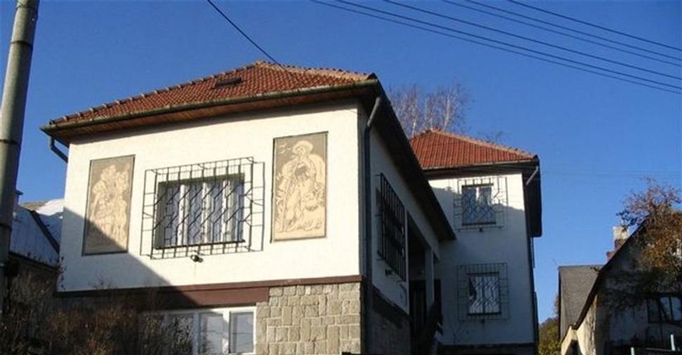 Galéria Jána Hálu vo Važci, z ktorej v roku 2005 neznámi páchatelia odcudzili 30 jeho diel.