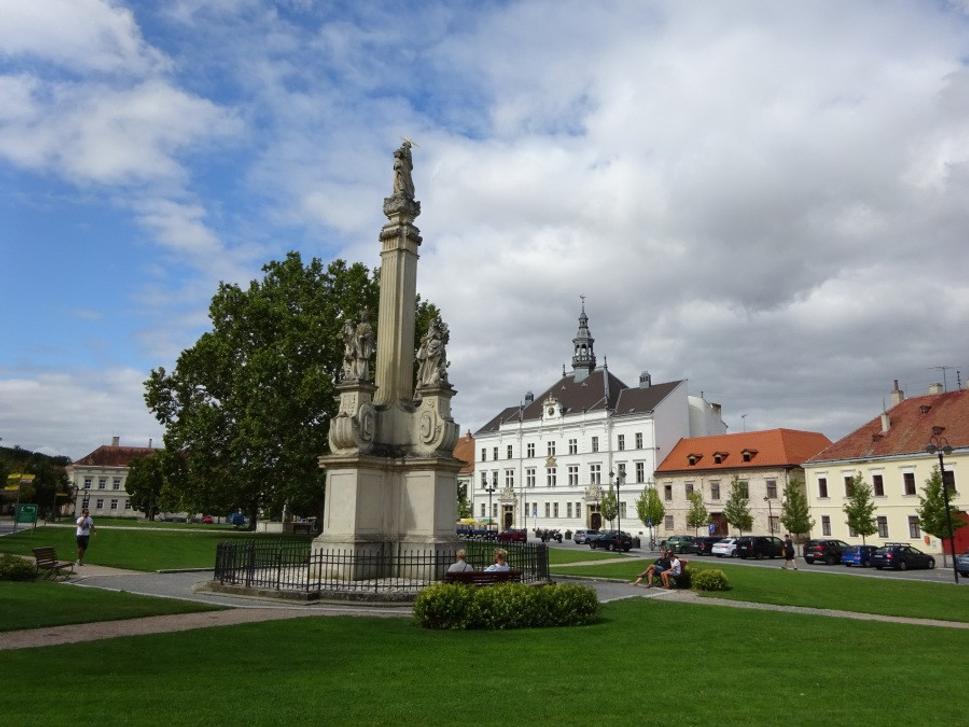 Centrum Valtíc s bielou budovou radnice