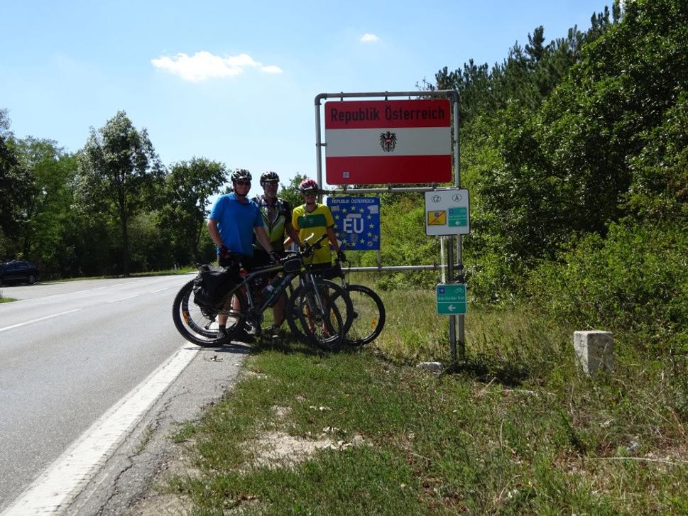 Spoločné foto na hraniciach