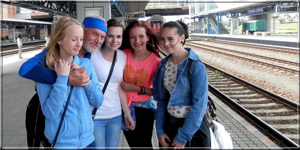 V týždni som bol na pol dňa na Spiši a v Poprade na stanici sa ponúkli tieto pekné mladé dievčence, že ma vystískajú. Mali veľký plagát s nápisom: "OBJATIE ZADARMO". Samozrejme, že som súhlasil. Jedna po druhej ma vystískali a ochotne sa so starcom aj odfotili. Bol práve Deň objatí:-)