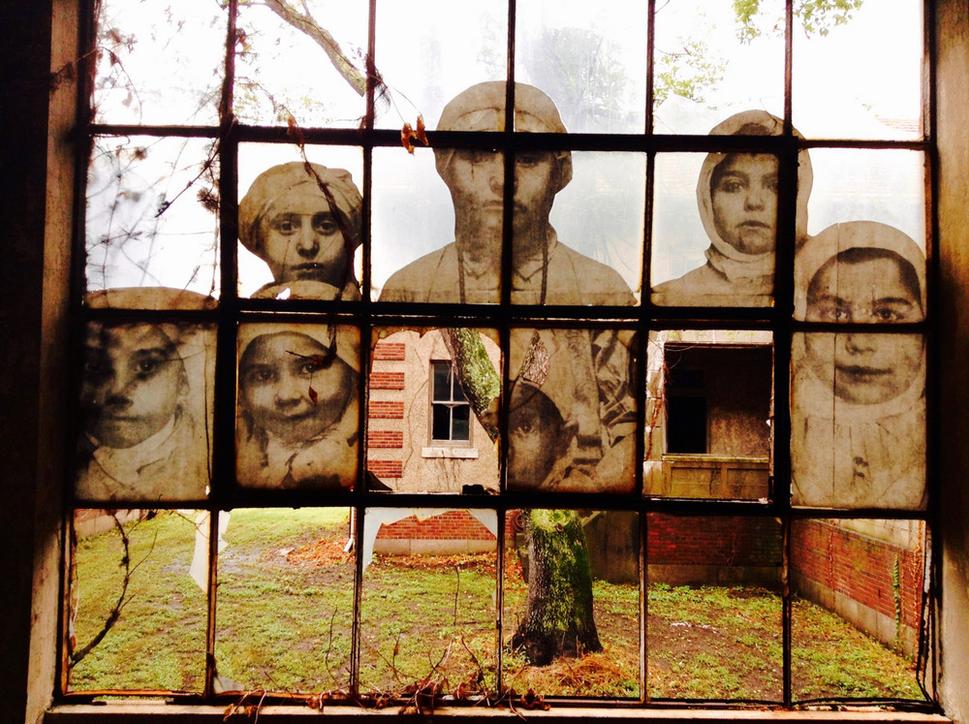 Duchovia Ellis Islandu - grafiti francúzskeho umelca JR v Imigračnej nemocnici