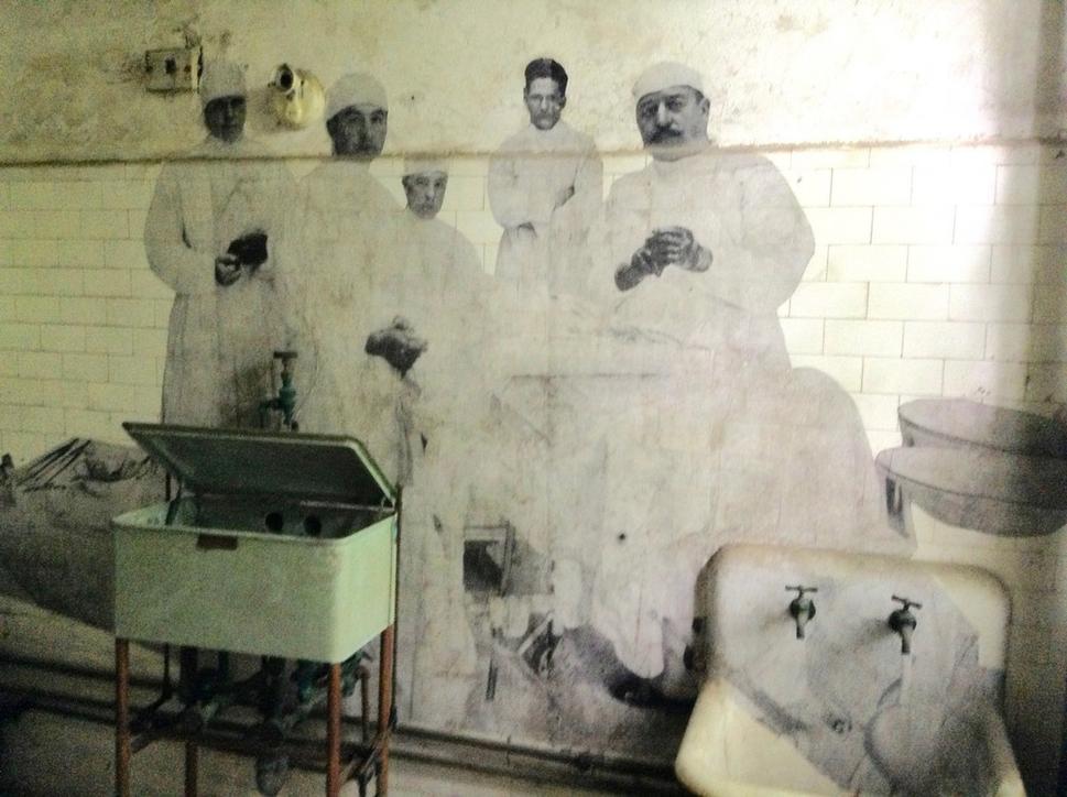 Duchovia Ellis Islandu: Operačná sála