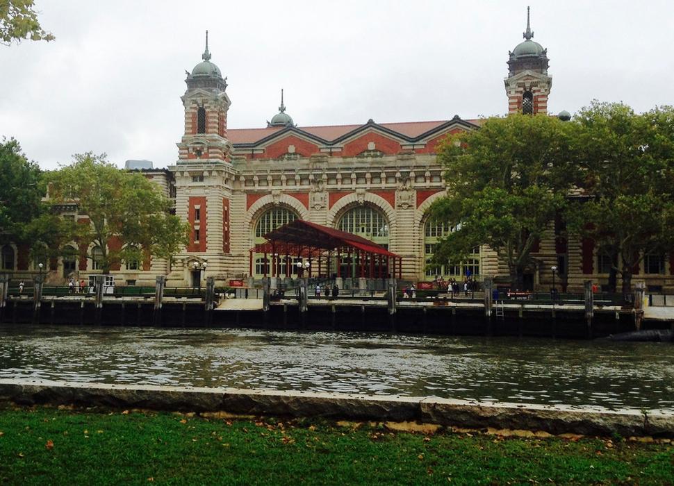 Imigračné múzeum na Ellis Island - pohľad na Hlavnú budovu z južnej strany ostrova.