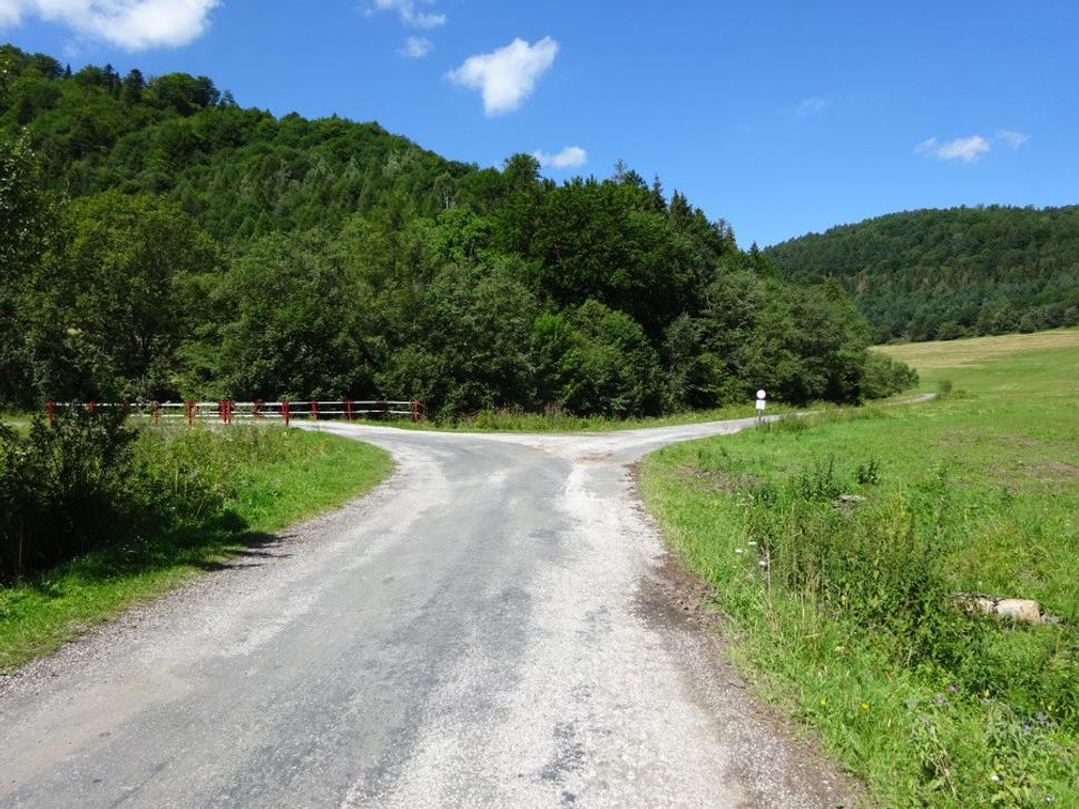 Križovatka. Doprava strmo na Václavák, vľavo naša dnešná trasa cez Torysky