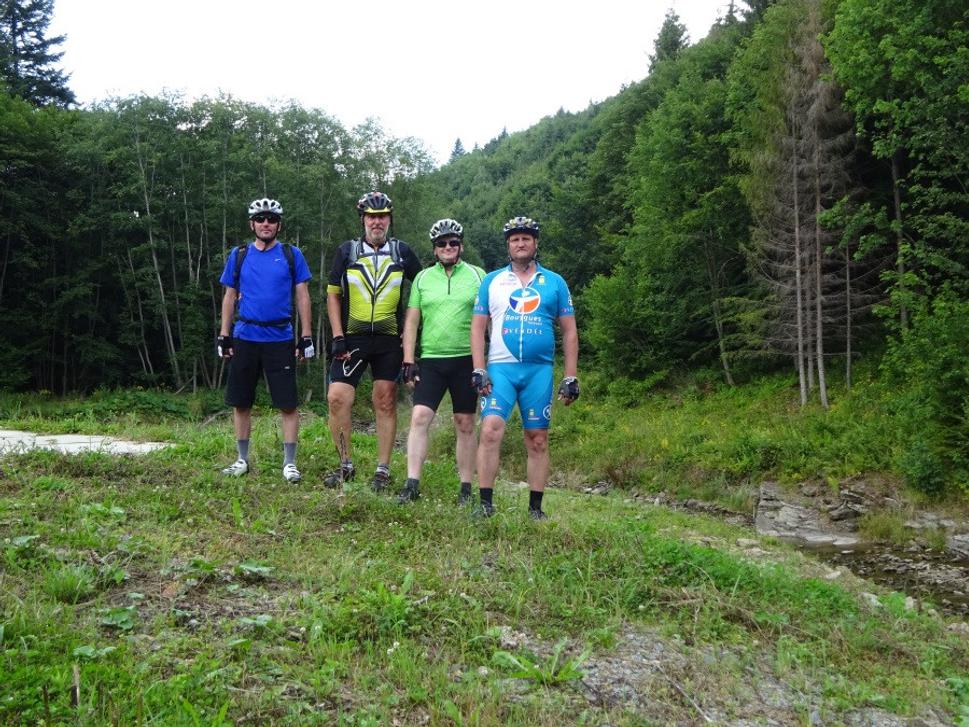 Pred záverom aj spoločné foto. Až na Mira používame na bicykli aj airbagy ;)