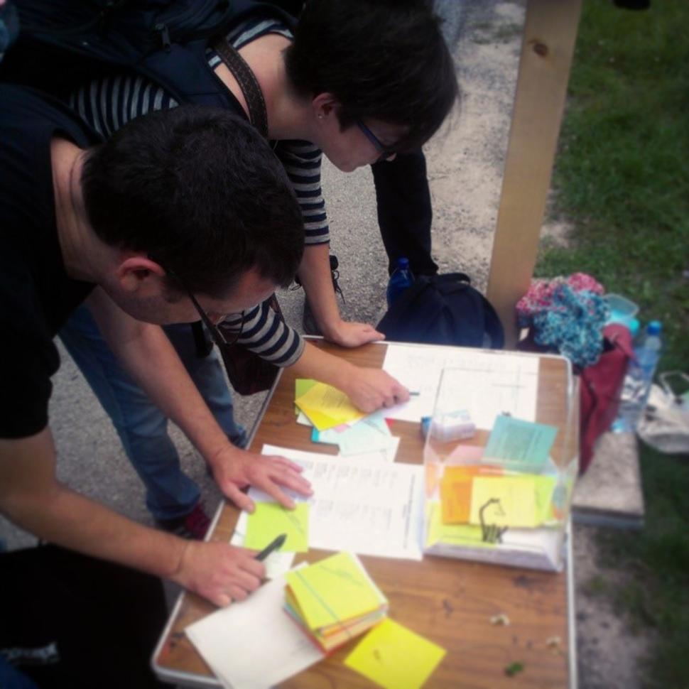 Tento sympatický pár po prechádzke vyslovil odkaz, ktorý sme im neodporúčali napísať na papier :) Niektoré časti mestských lesov už dávno nepôsobia na ľudskú dušu harmonicky. Oni to chcú vrátiť!