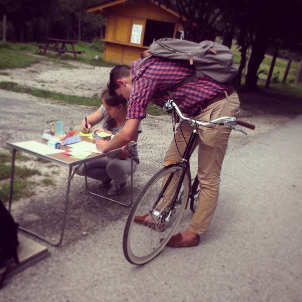 Fotka z lesoparku. Mladý muž na parádnom bicykli vyčítal mestu, že nechá ničiť miesta ktoré sa nedajú znovu postaviť, či kúpiť. A pýtal sa, kto bude riešiť devastáciu vinohradov.