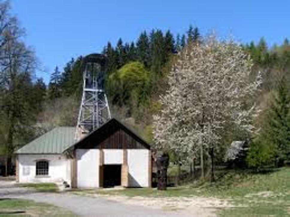 Ondrej šachta v areáli Múzea v prírode v B. Štiavnici, 433 m pod ňou končí Nová voznická dedičná štôlňa.