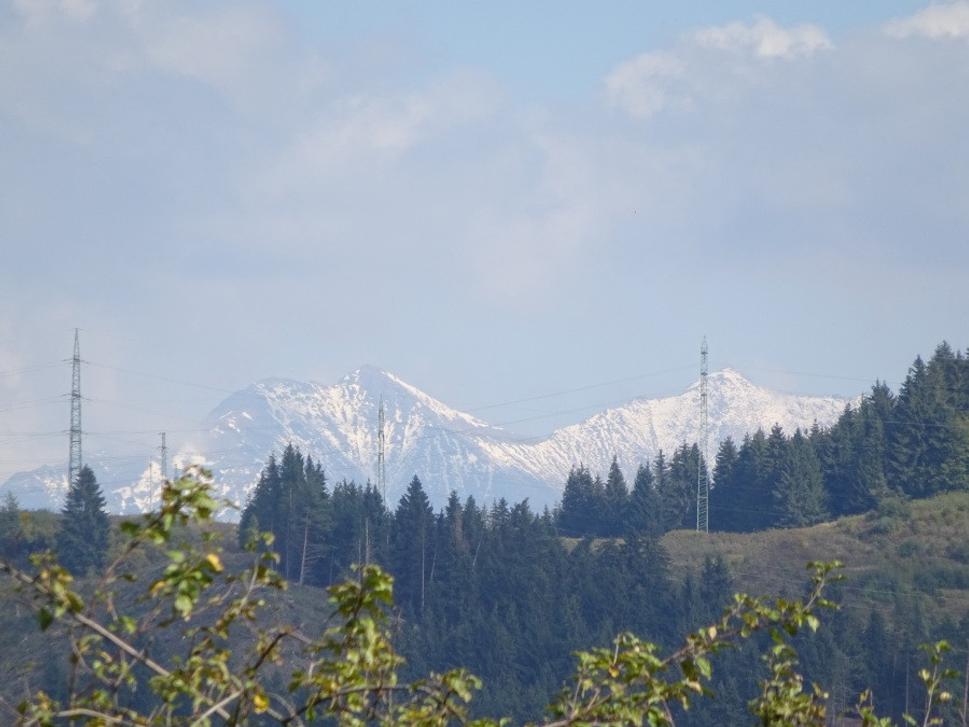 V diaľke vidíme zasnežené Tatry