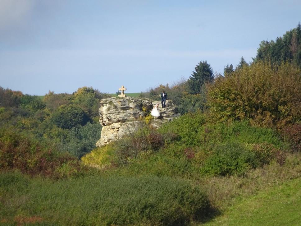 Travertínová veža a na nej nevesta so ženíchom