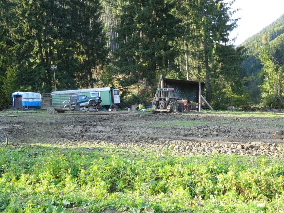 Skoro ako v americkom horore. Samota, maringotka, vrak auta a neznámy chlap. Naokolo blato. Mne neujdeš...