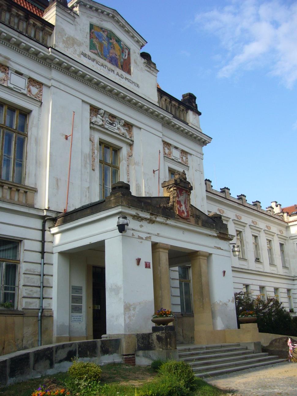 A je to tu. Obzeráme si psychiatrickú liečebňu. Čo ak ...