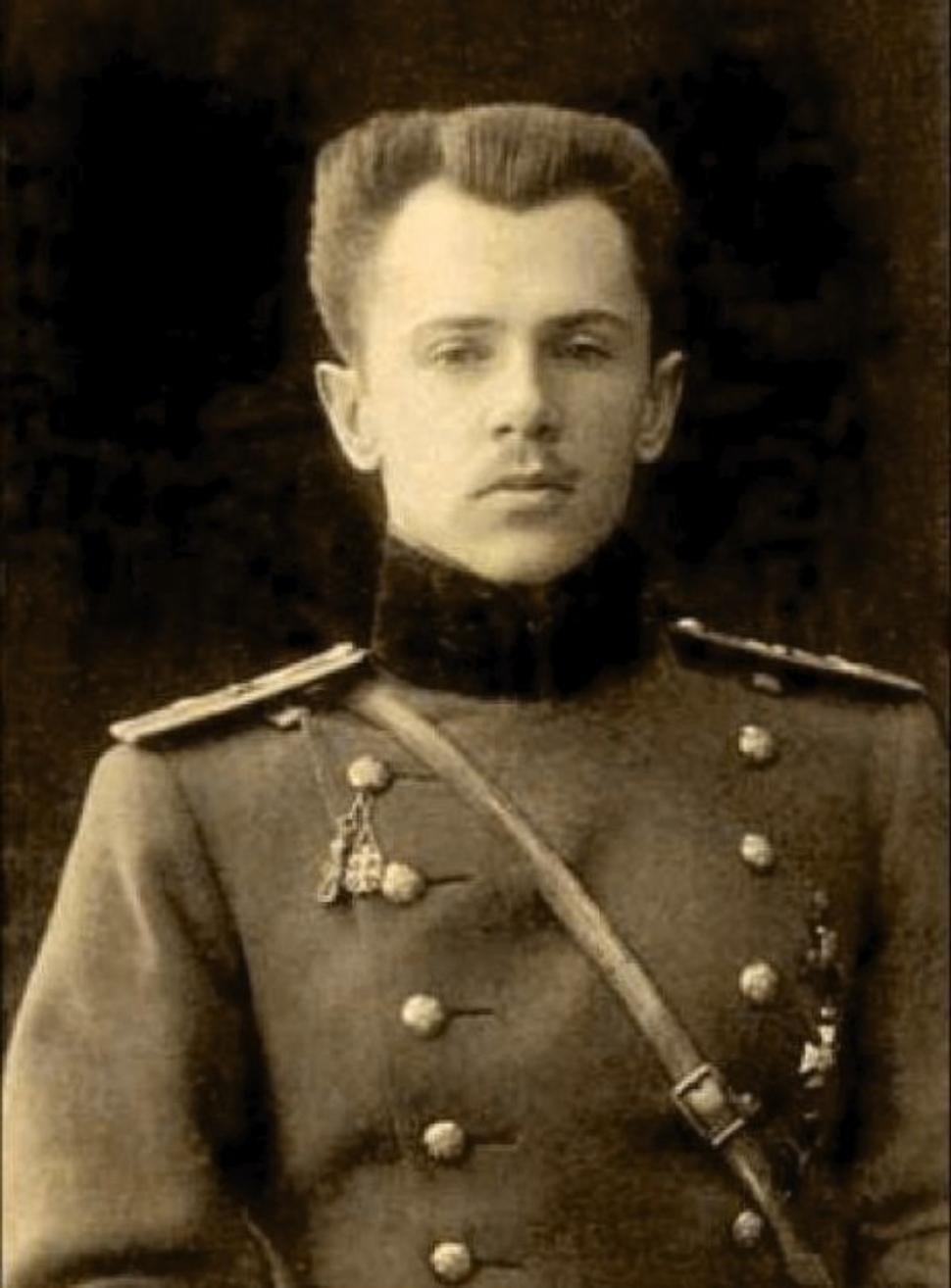Kapitán Vojcechovskij, dekorován Řády Sv. Stanislava 3. třídy a 2.třídy s meči a a řádem Sv. Anny 4. třídy, 1915