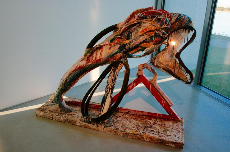 Milos Sobaic - Srbsko: Skok vpred (2011). Objekt, rôzne materiály.
