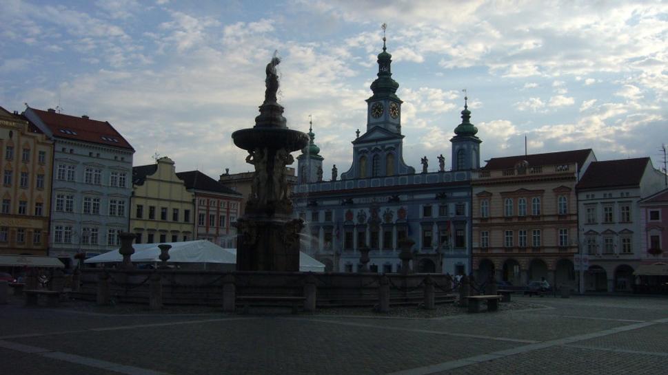 Samsonova fontána a radnica vo večernej atmosfére