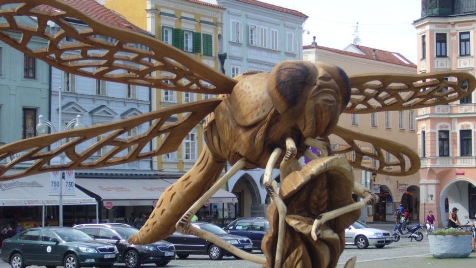 Na námestí je práve výstava rôznych drevených sôch