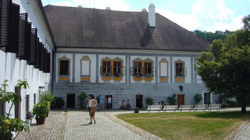 Stredoveký kláštor Zlatá Koruna, ktorý dal obci názov