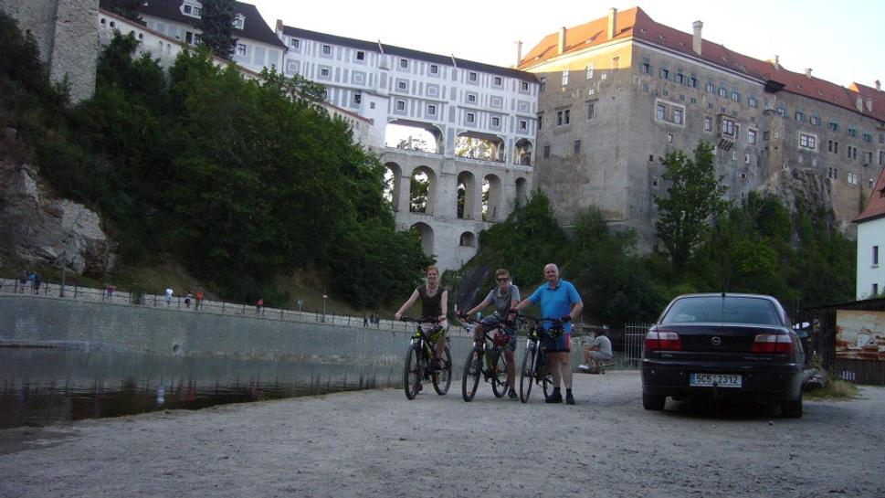 A podvečerná spoločná fotka pod zámkom