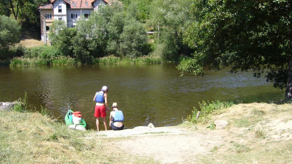 Vltava nám tečie rovno popred stan, tak prečo sa neokúpať