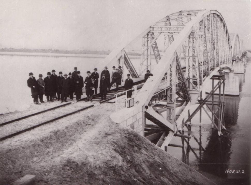 Bývalý železničný most v Komárne - fotka po zaťažovacej skúške mosta (1909)