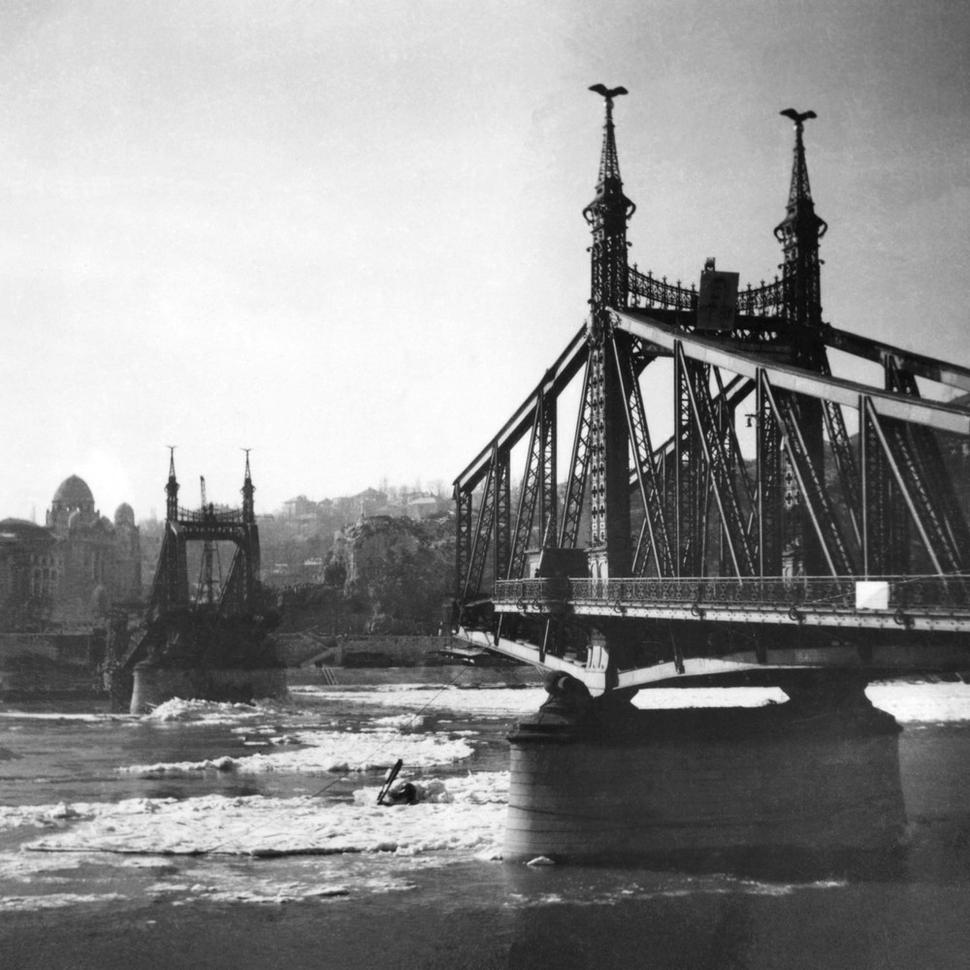 Zničené stredné pole mosta (1945)