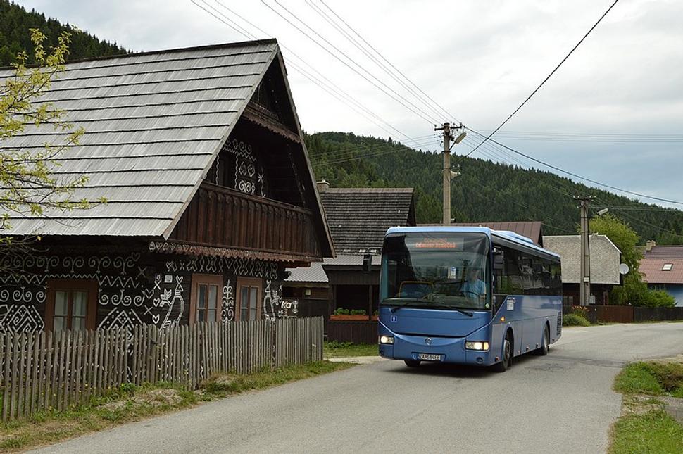 Pravidelné dopravné spojenie majú Čičmany prakticky iba v smere na Rajec a Žilinu.