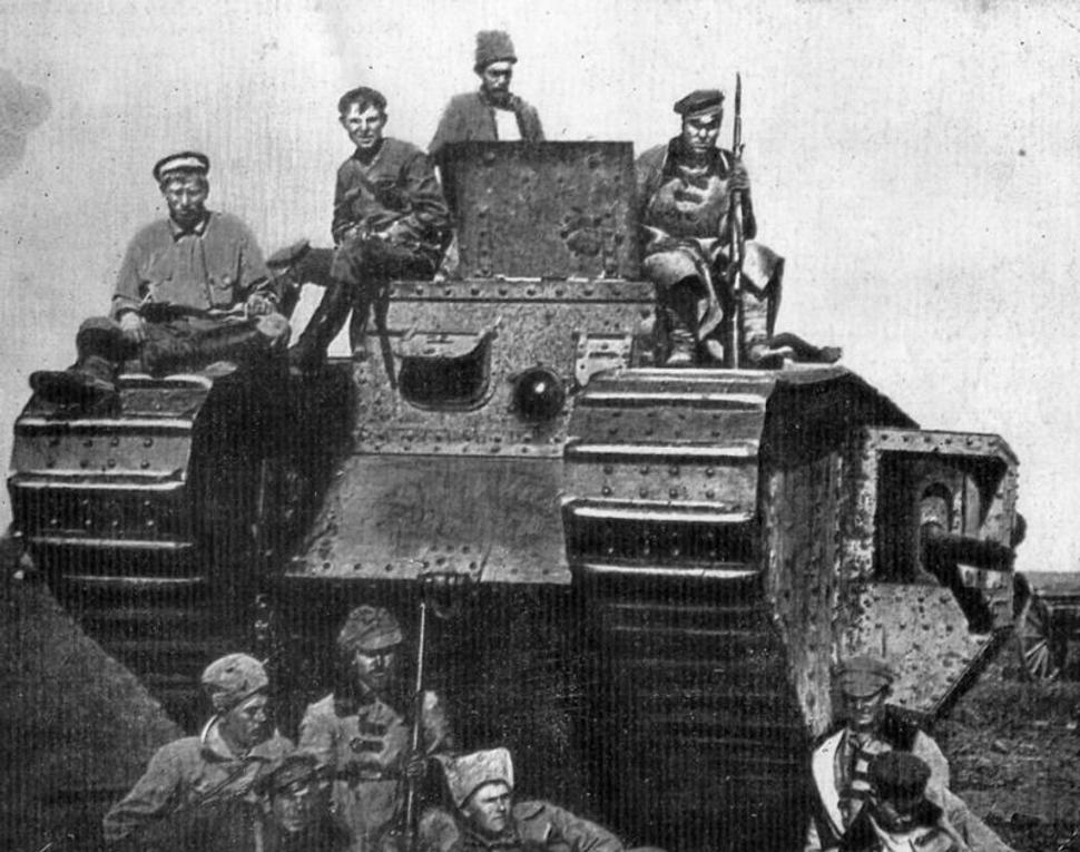Bělogvardějský tank britské výroby (Mark IV) zajatý DRRA