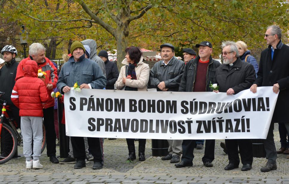Demonštranti sa formujú
