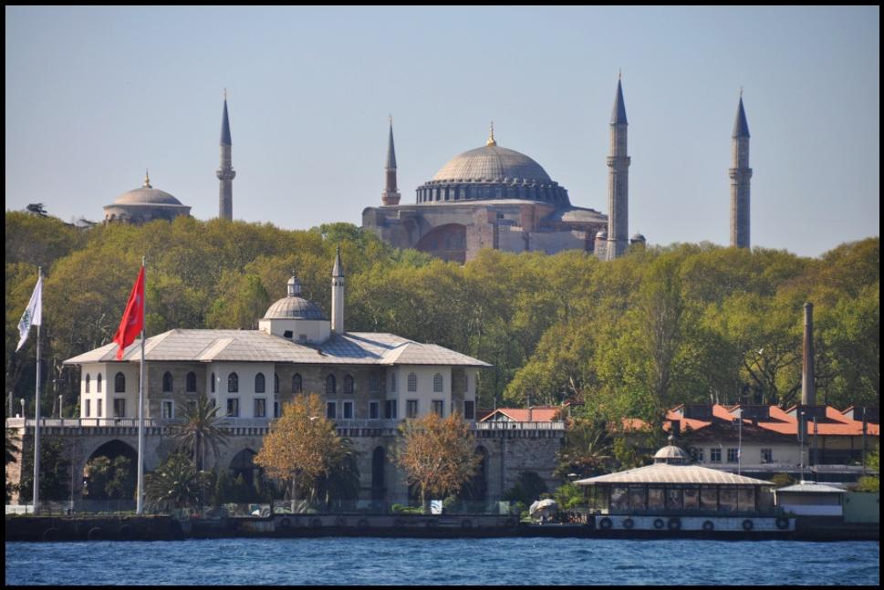 Hagia Sofia s obrovskou kupolou a štyrmi minaretmi