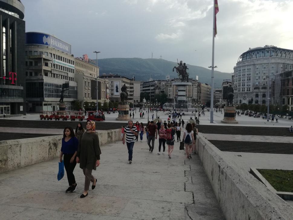 Kamenný most, ktorý spája starú a novú časť mesta Skopje. V pozadí socha Alexandra Veľkého.