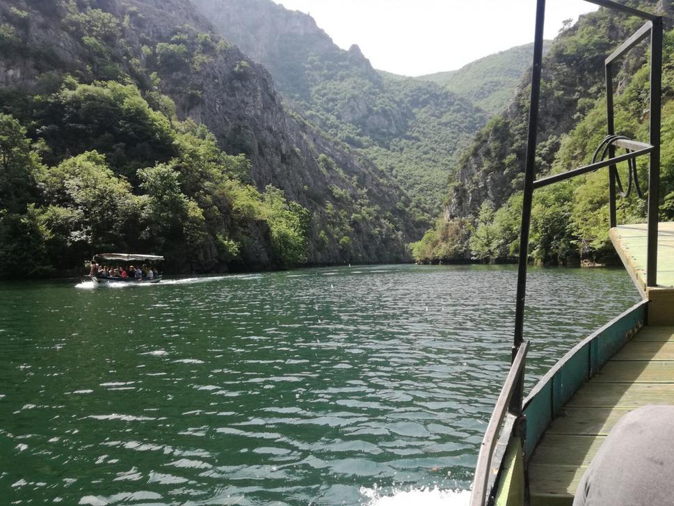 Kaňon Matka z lode. Výlet vrátane vstupu do jaskyne stojí zhruba šesť eur.