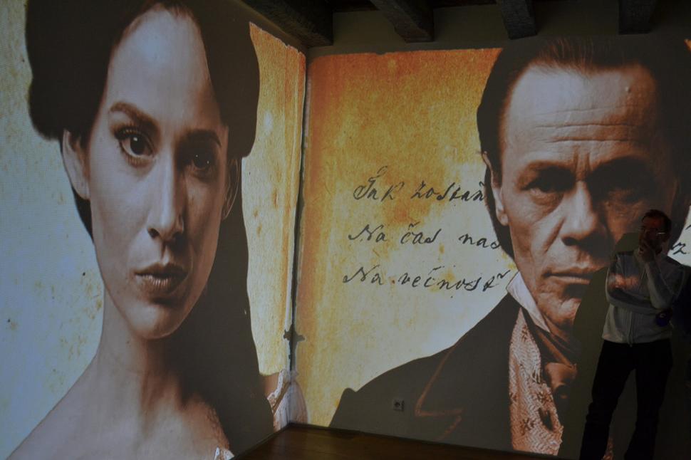 Súčasťou zážitkovej expozície sú ožívajúce verše a kvety na stenách knižnice