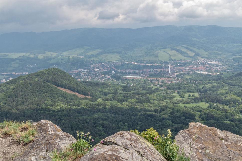 Kňazov kopec, mesto Handlová a pohorie Žiar v pozadí