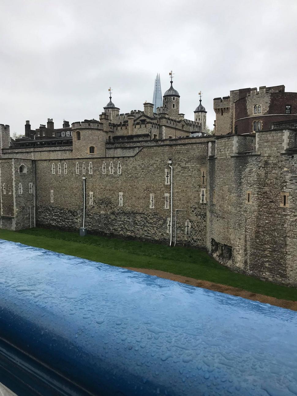 Tower of London a v pozadí Shard