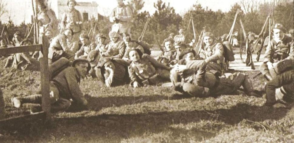 Příslušníci 21. pěšího pluku při odpočinku mezi boji