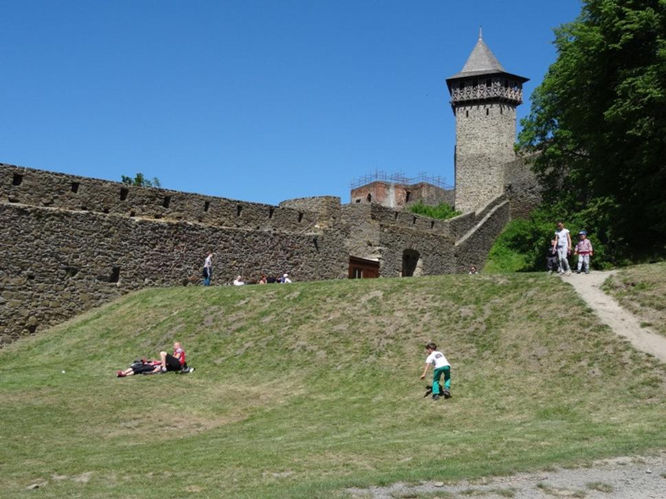 Zelená plocha nádvoria láka na oddych.