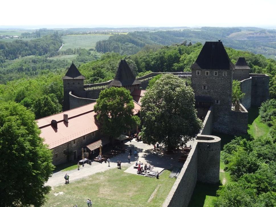 Pohľad na druhé nádvorie, kde sú sústredené reštaurácie.