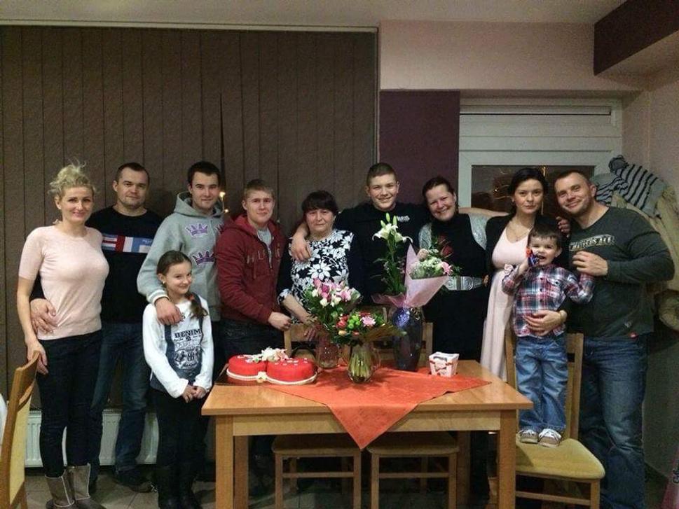 Úplne vpravo Suja, druhý zľava zas jeho Švagor Danko. Týchto mužov spája okrem rodinných väzieb aj veľké množstvo podnikateľských aktivít spojených s BBSK.