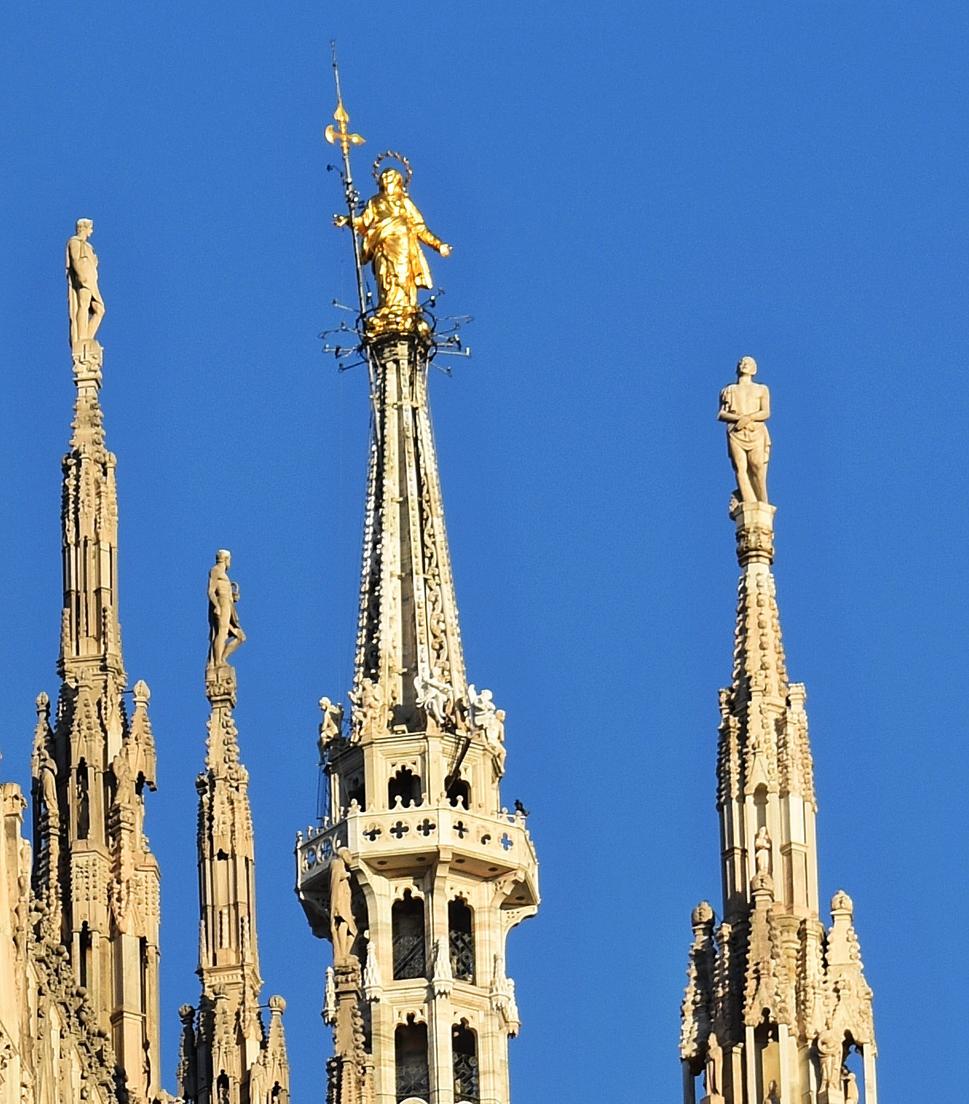 Od roku 1774 dohliada na Milánčanov madonnina. Socha zobrazujúca Nanebovzatú je z pozlátenej medi, meria 4,16 metra a v halapartni ukrýva hromozvod.