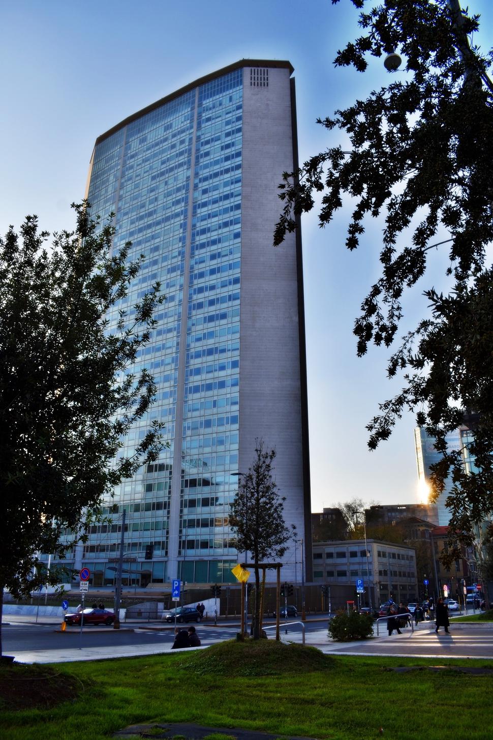 Palazzo Pirelli, ktorý Milánčania volajú pirellone, stojí pred Hlavnou stanicou. Mesto ho ponúklo za sídlo Európskej liekovej agentúry.